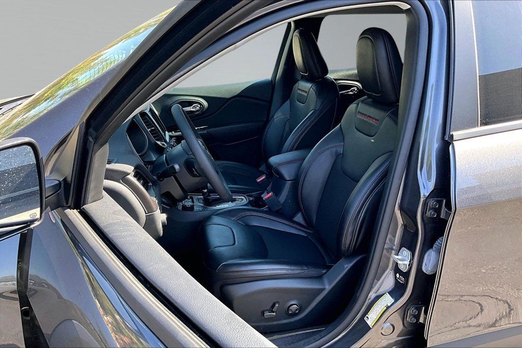 Used 2022 Jeep Cherokee Trailhawk w/ Comfort/Convenience Group AWD/4WD image 3