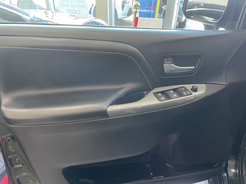 Used 2015 Toyota Sienna SE Premium image 7