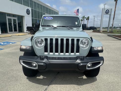 Used 2023 Jeep Gladiator Overland w/ Popular Equipment Package AWD/4WD image 2
