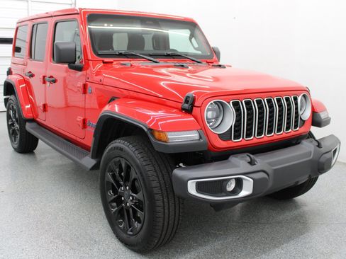Used 2025 Jeep Wrangler Unlimited Sahara AWD/4WD image 4