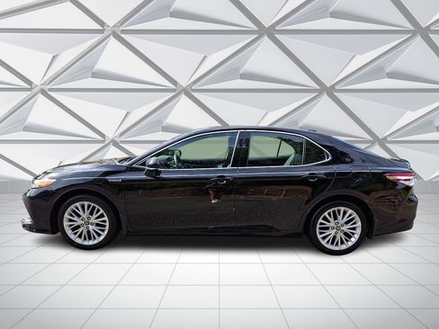 Used 2020 Toyota Camry XLE FWD image 6