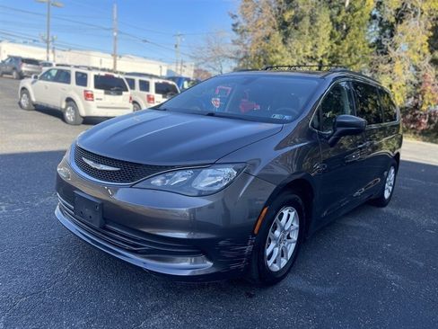 Used 2017 Chrysler Pacifica Touring image 4