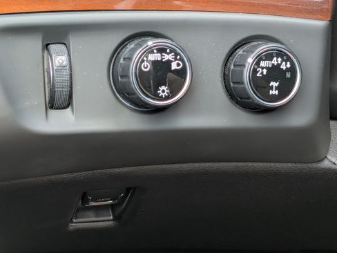 Used 2018 Cadillac Escalade Premium Luxury AWD/4WD image 27