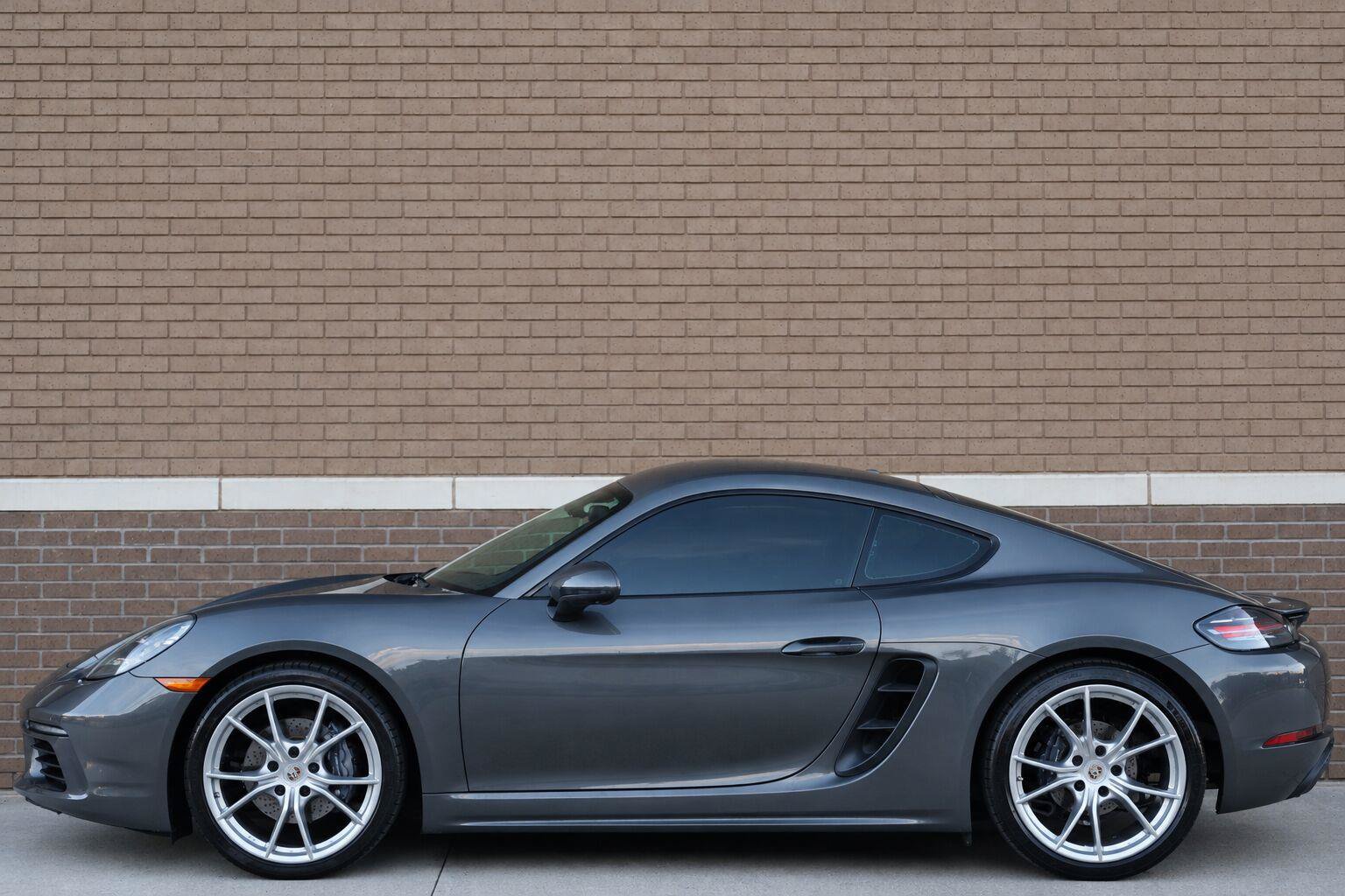 Used 2021 Porsche 718 Cayman RWD image 2