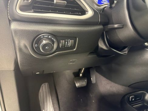 Used 2023 Chrysler Pacifica Touring FWD image 14