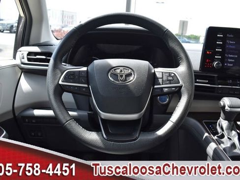 Used 2023 Toyota Sienna XLE FWD image 32