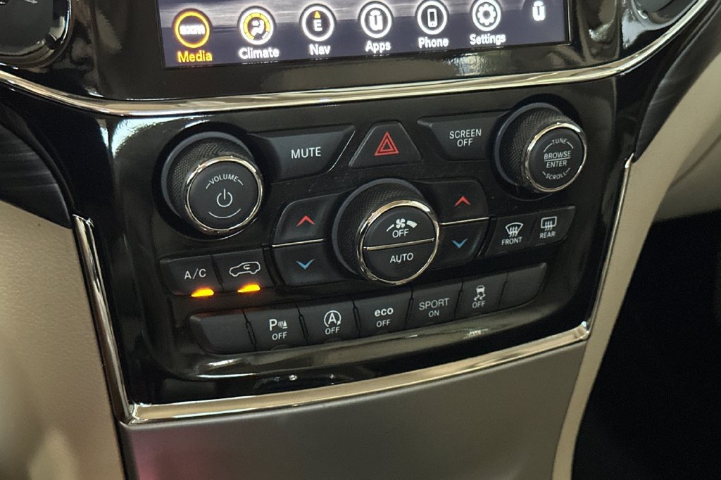 Used 2022 Jeep Grand Cherokee Laredo E RWD image 21