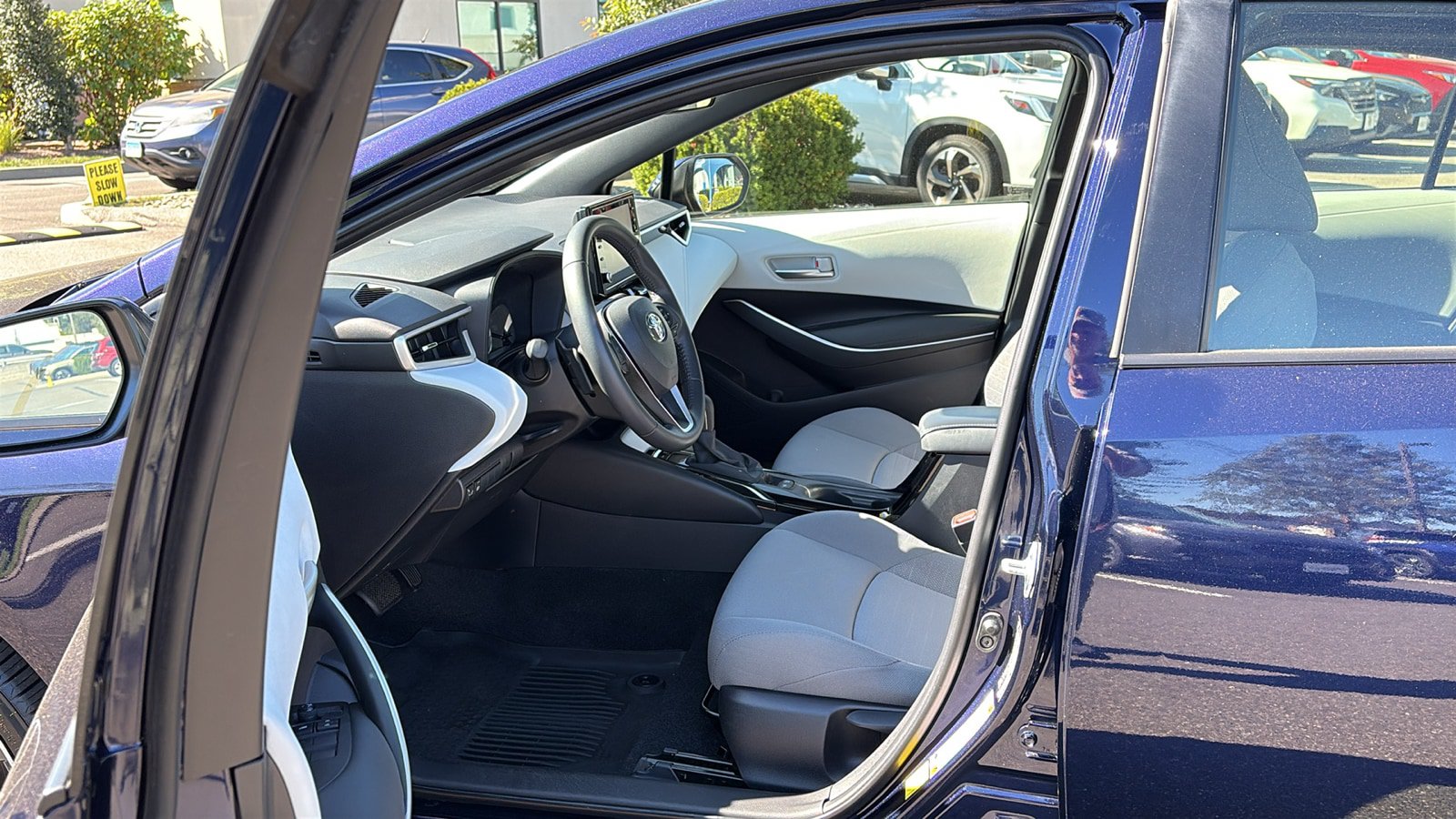 Used 2022 Toyota Corolla SE w/ SE Premium Package FWD image 9