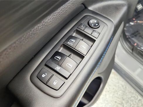 Used 2019 Jeep Grand Cherokee Laredo AWD/4WD image 30