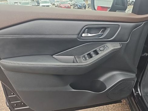 Used 2023 Nissan Rogue SV w/ SV Premium B Package image 12