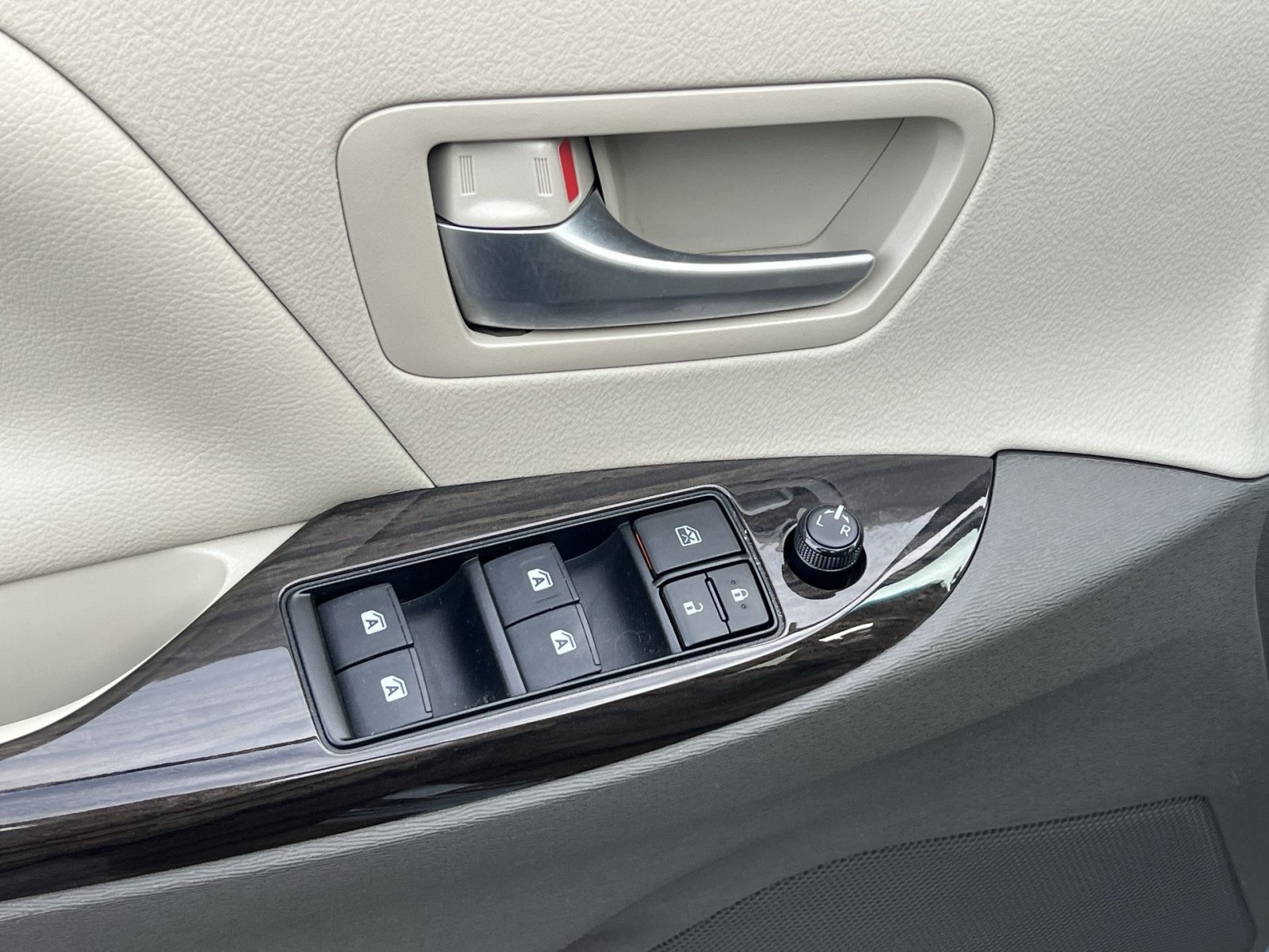Used 2017 Toyota Sienna XLE w/ XLE Navigation Package FWD image 14