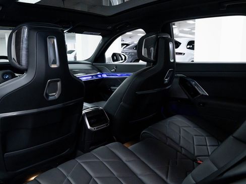 Used 2024 BMW i7 xDrive60 image 23