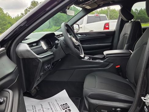 Used 2025 Jeep Grand Cherokee L Laredo RWD image 5