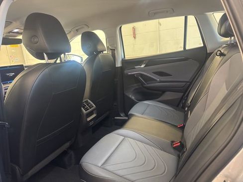 Certified 2025 Volkswagen Tiguan SE image 19