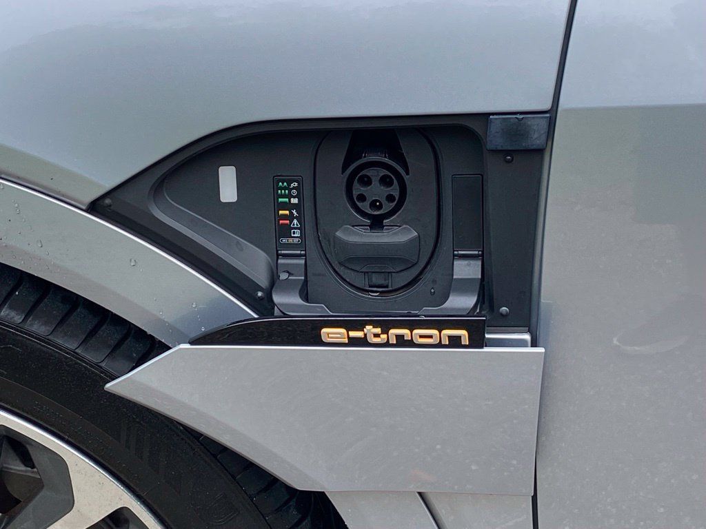 Used 2019 Audi e-tron Prestige w/ Prestige Package AWD/4WD image 11