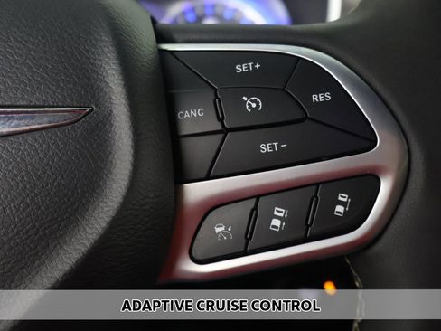 Used 2025 Chrysler Pacifica Select image 3