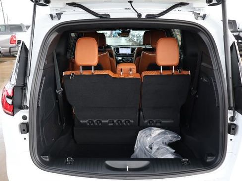 New 2026 Chrysler Pacifica Pinnacle image 7