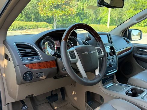 Used 2016 Chrysler Town & Country Limited Platinum FWD image 11