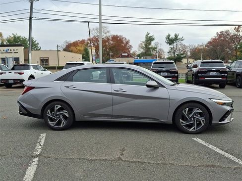Used 2025 Hyundai Elantra SEL image 8
