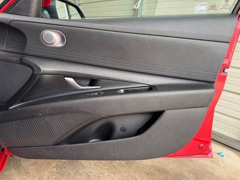 Used 2021 Hyundai Elantra SE FWD image 19