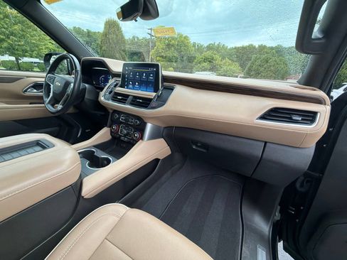 Used 2022 Chevrolet Suburban Premier AWD/4WD image 32