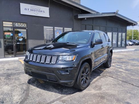Used 2018 Jeep Grand Cherokee Altitude AWD/4WD image 4