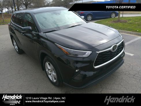 Used 2022 Toyota Highlander LE image 1
