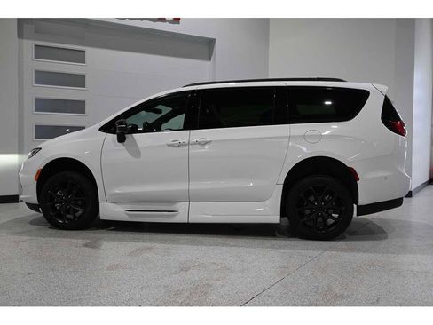 Used 2024 Chrysler Pacifica Touring-L w/ Uconnect Theater Family Group image 9