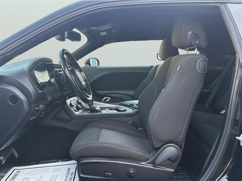 Used 2022 Dodge Challenger SXT RWD image 10