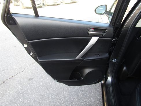 Used 2013 MAZDA MAZDA3 i Grand Touring w/ Tech Pkg image 18