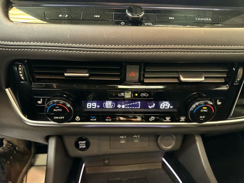 Certified 2025 Nissan Rogue SL w/ Tech Package image 33