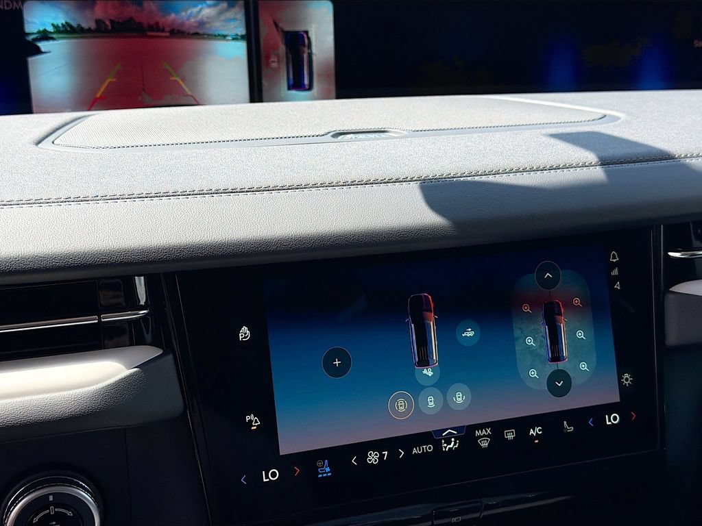 Used 2026 Lincoln Navigator Premiere AWD/4WD image 16