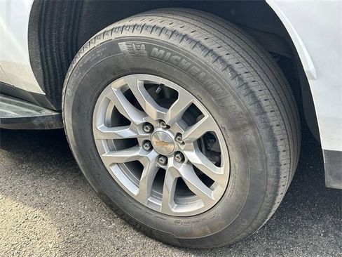 Used 2024 Chevrolet Suburban LT image 5