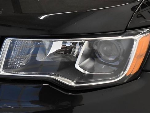 Used 2018 Jeep Grand Cherokee Laredo image 17