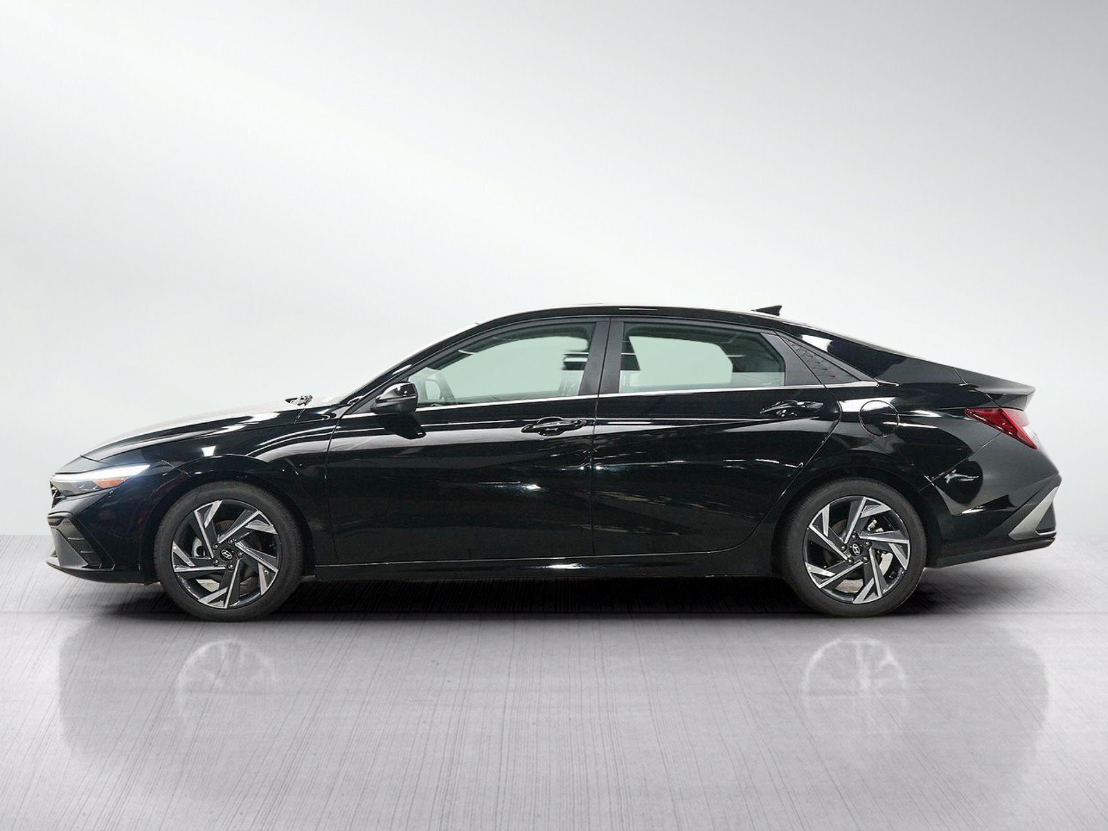 Used 2024 Hyundai Elantra Limited FWD image 2