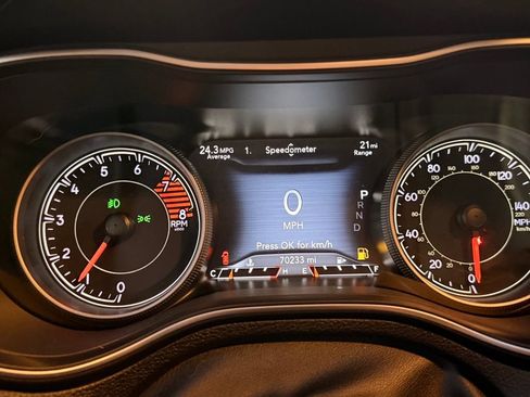 Used 2019 Jeep Cherokee Limited w/ Technology Group FWD image 11