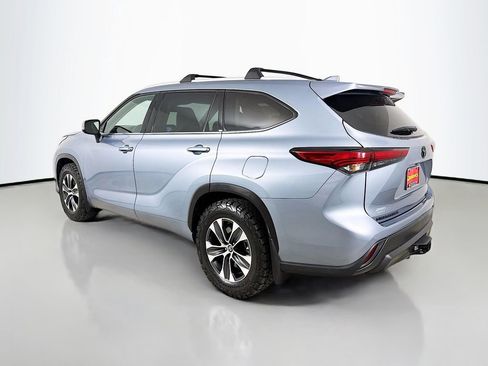 Used 2022 Toyota Highlander XLE AWD/4WD image 6