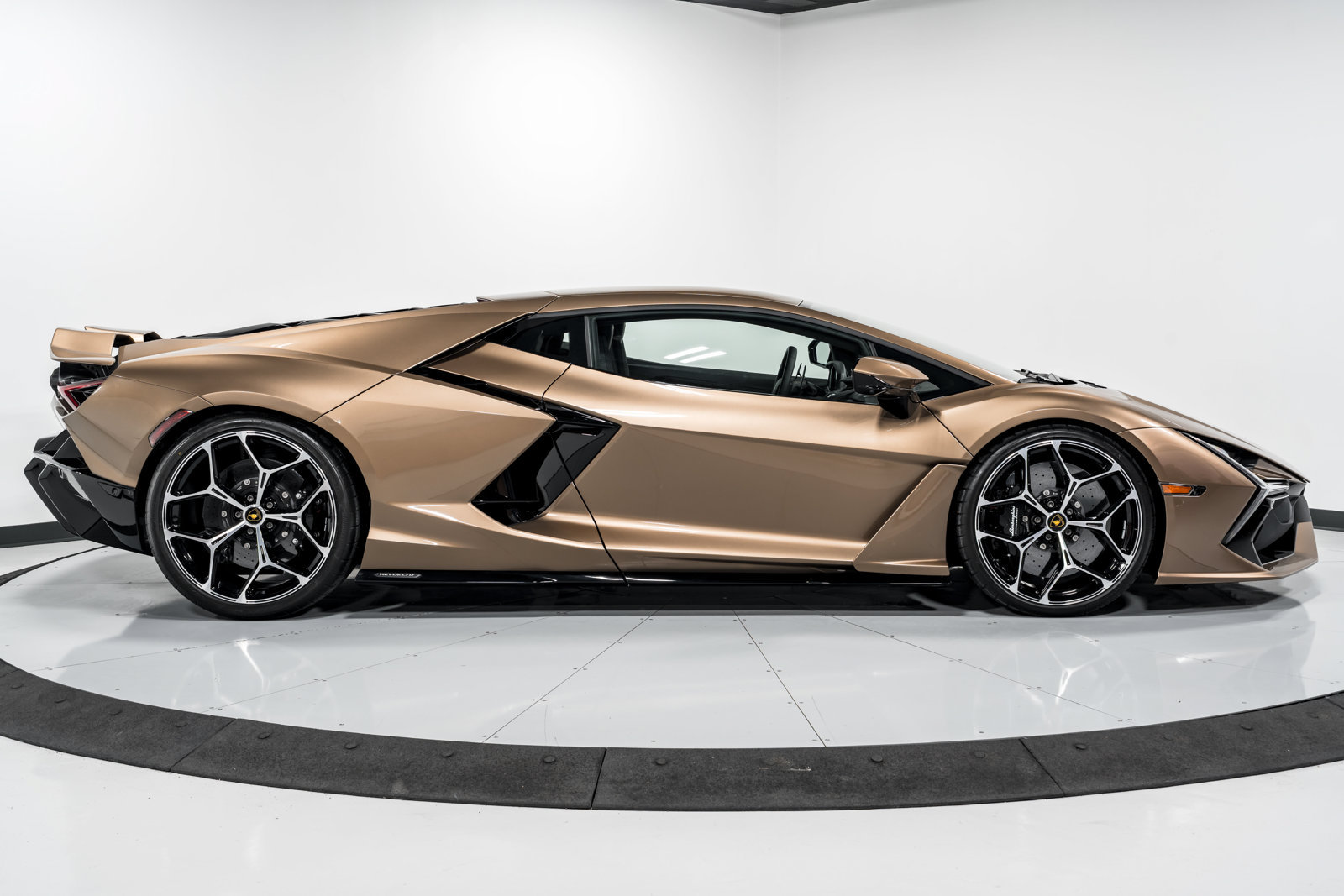 Used 2024 Lamborghini Revuelto AWD/4WD image 3