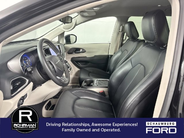 Used 2024 Chrysler Pacifica Touring-L FWD image 4