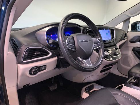 Used 2022 Chrysler Pacifica Touring-L w/ Uconnect Theater Family Group image 15