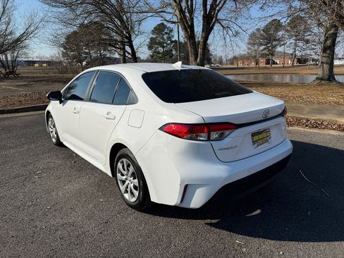 Used 2025 Toyota Corolla LE w/ Convenience Package image 3