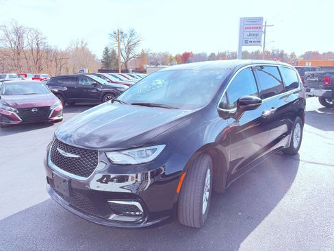 Used 2024 Chrysler Pacifica Touring-L image 2