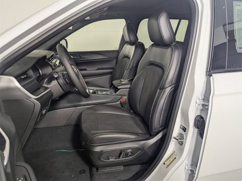 New 2025 Jeep Grand Cherokee Altitude image 12