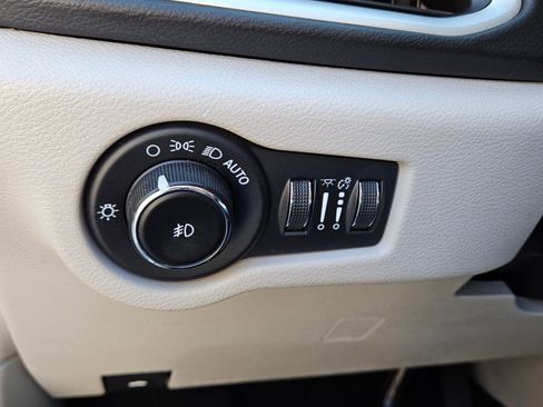 Used 2023 Chrysler Pacifica Touring-L FWD image 29