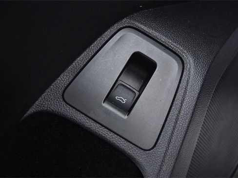 Used 2022 Volkswagen Tiguan SE image 9