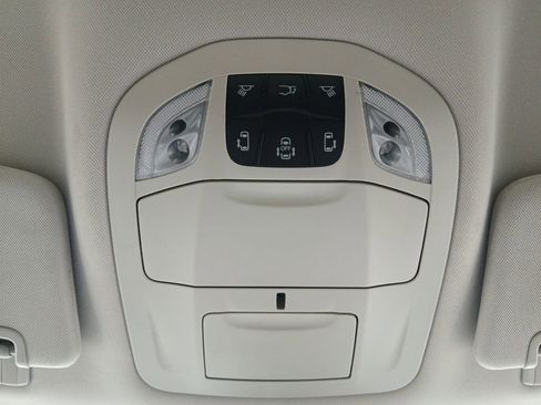 Used 2024 Chrysler Pacifica Touring-L image 7
