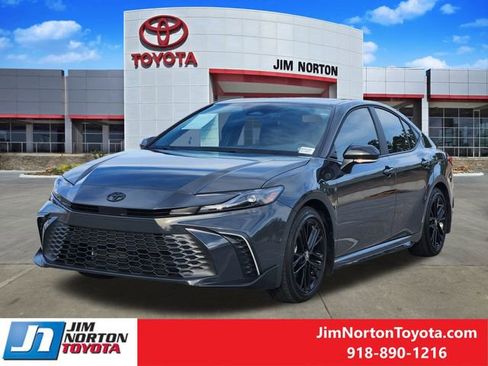 Used 2025 Toyota Camry SE image 3