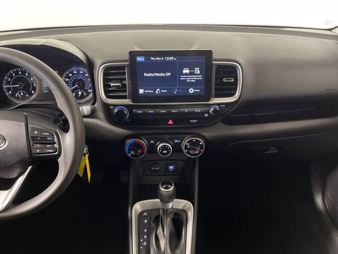 Certified 2021 Hyundai Venue SE image 17