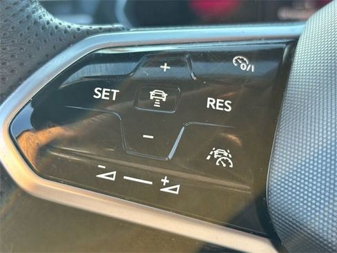 Used 2022 Volkswagen Tiguan SE R-Line image 35