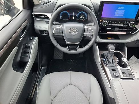 New 2025 Toyota Highlander Platinum image 10